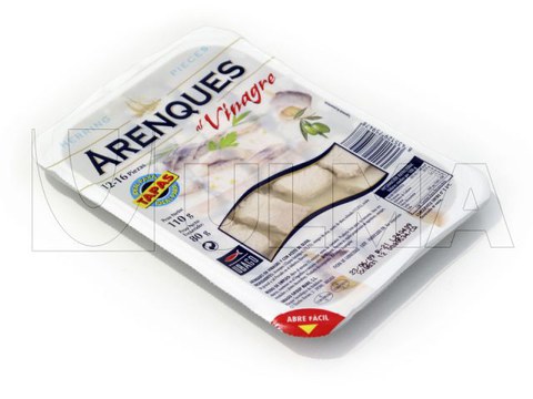 Hazır tabak kapama makinesinde sirke içinde ringa balığı paketleme