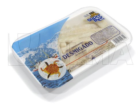 Hazır tabak kapama makinesinde tuzlanmış ve ufalanmış morina balığı paketleme