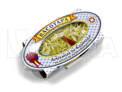 Hazır tabak kapama makinesinde yağlı gulaş paketleme