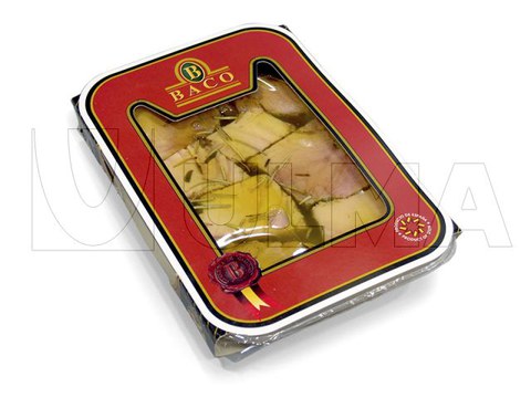 Hazır tabak kapama makinesinde yağlı ton balığı parçaları paketleme