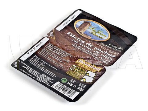 Termoform makinede sert alt filmle ikili pakette yağda hamsi paketleme