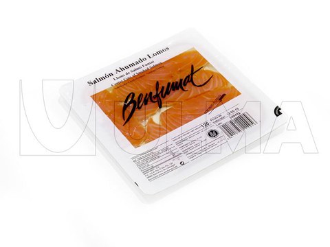 Termoform makinede tütsülenmiş somon dilimleri paketleme