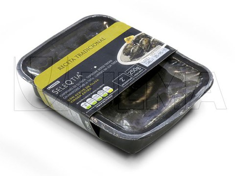 Hazır tabak kapama makinesinde kendi mürekkebiyle mürekkep balığı paketleme