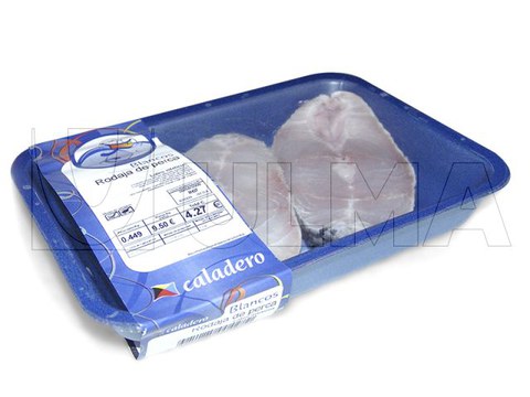 Hazır tabak kapama makinesinde taze levrek dilimleri paketleme