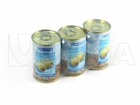 Flowpack makinede conserve kutuların grup olarak paketlenmesi