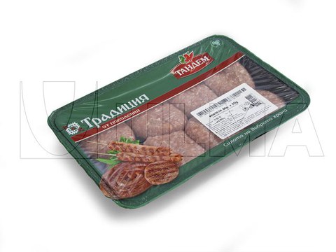 Hazır tabak kapama makinesinde köfte paketleme