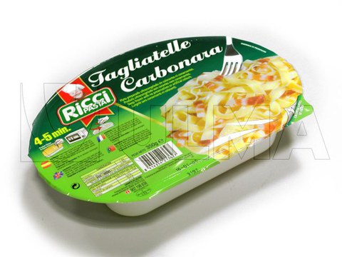 Hazır tabak kapama makinesinde pişmiş makarna paketleme