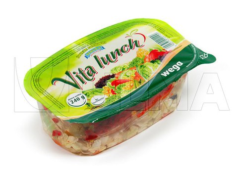 Hazır tabak kapama makinesinde pişmiş salata paketleme