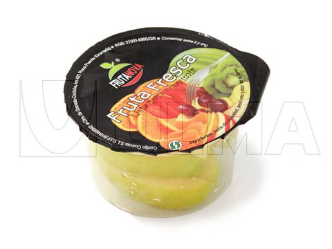 Hazır tabak kapama makinesinde yemeğe hazır taze meyve paketleme