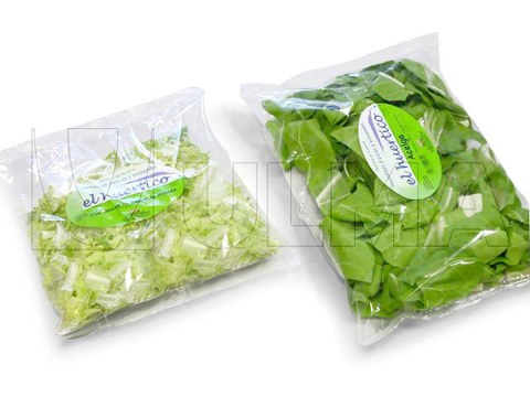 Dikey makinede kesilmiş salata ve mini ıspanak yaprakları paketleme