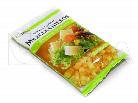 Dikey makinede modifiye atmosferde (MAP) doğranmış peynir küpleri paketleme