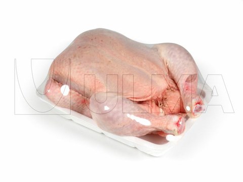 Streç filmle tabaklı bütün tavuk paketleme