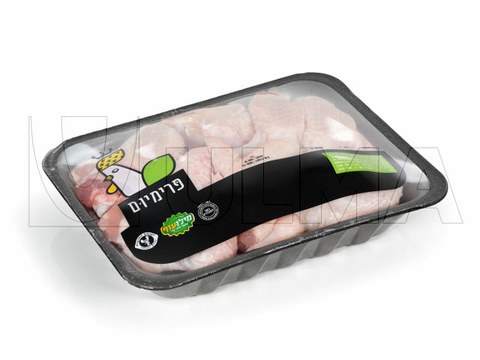 Hazır tabak kapama makinesinde shrink filmle tavuk parçaları paketleme
