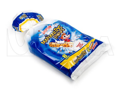 Flowpack makinede çikolatalı atıştırmalık kek paketleme