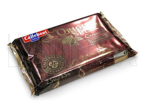 Flowpack makinede 5 kg'lık çikolata bloğu paketleme